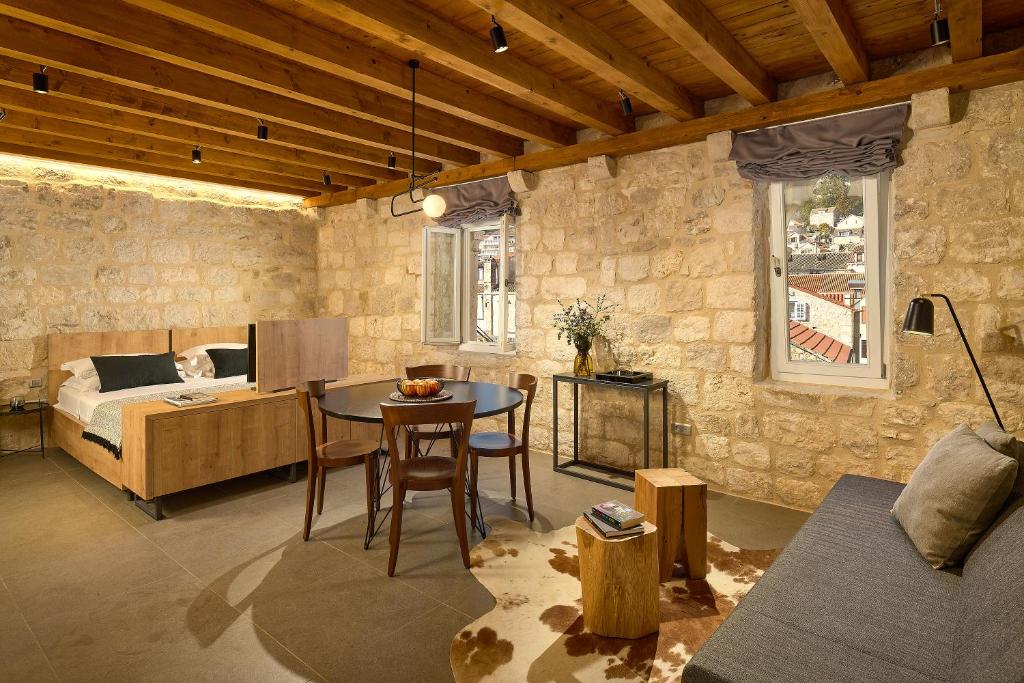 Postel nebo postele na pokoji v ubytování History Hvar Design Heritage Suites