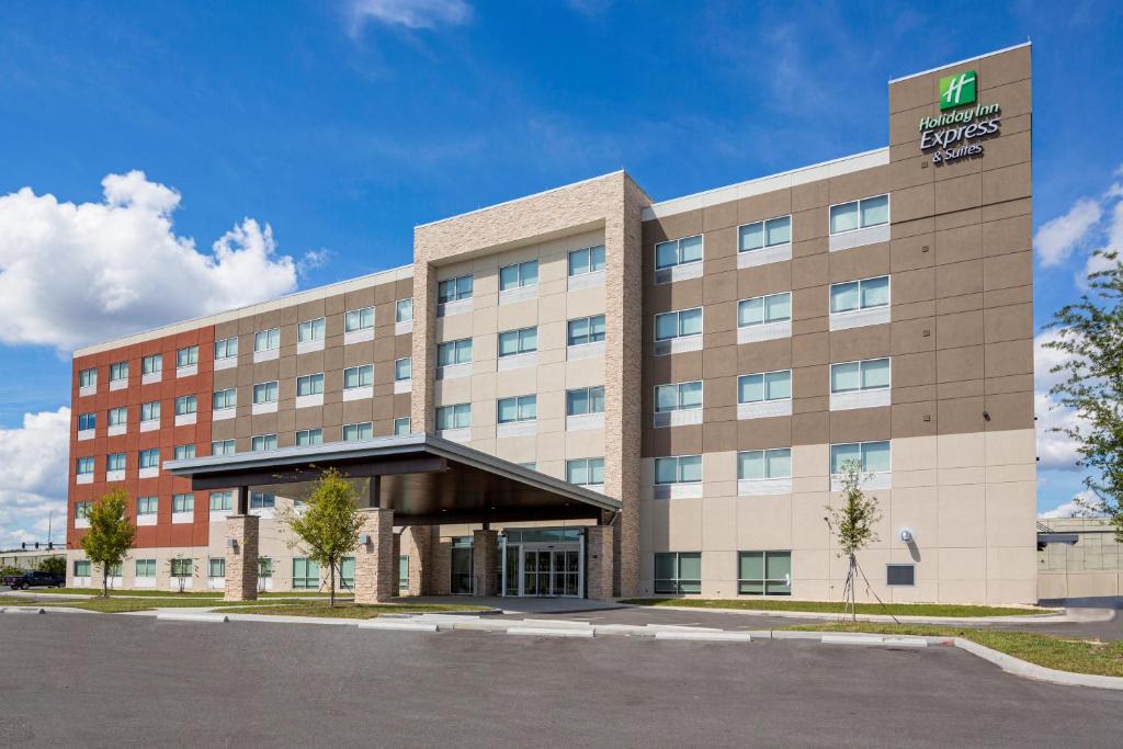 桑福德的住宿－Holiday Inn Express & Suites Sanford - Lake Mary, an IHG Hotel，酒店大楼的 ⁇ 染