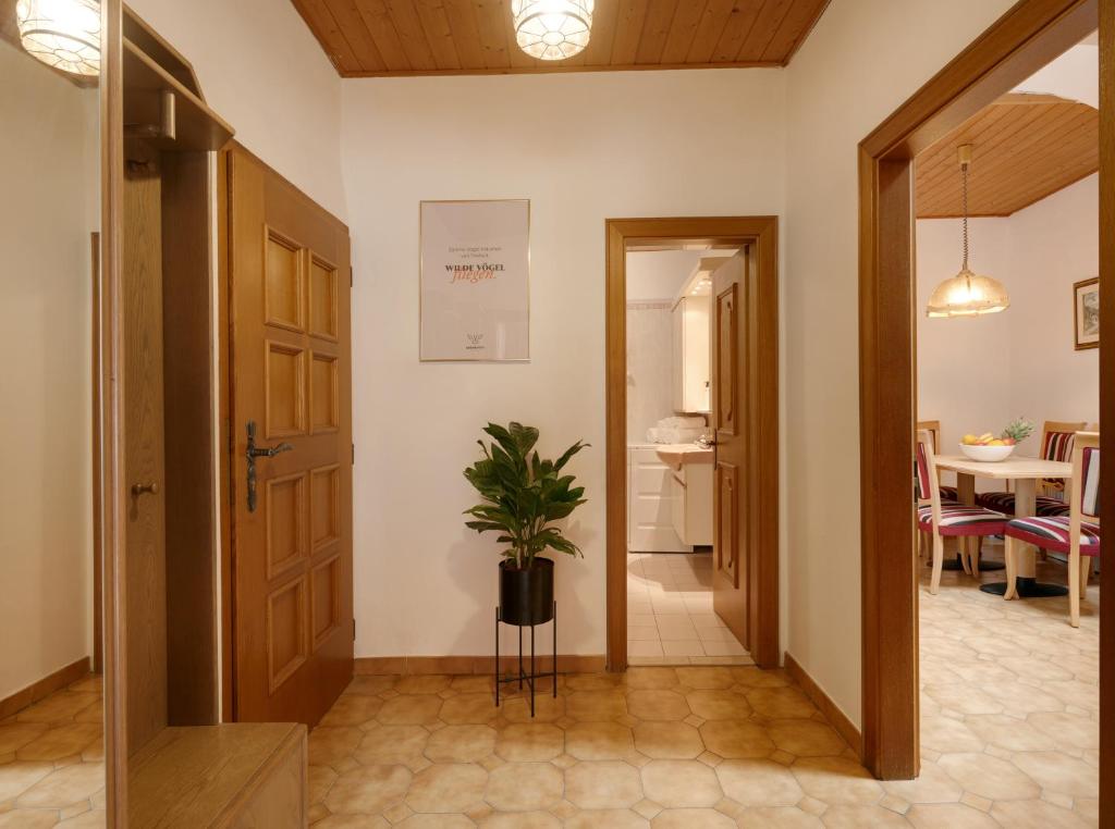 Łóżko lub łóżka w pokoju w obiekcie Goldengel Ferienwohnung im Herzen Kalterns mit einer Terasse zum verlieben