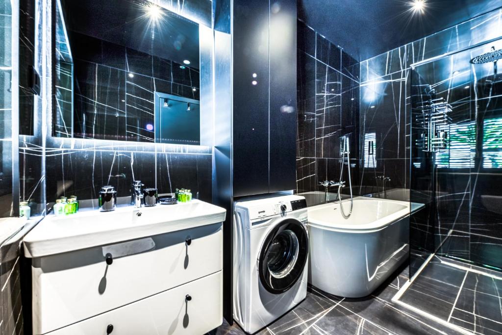 Kúpeľňa v ubytovaní Apartment One B with Heated Private pool