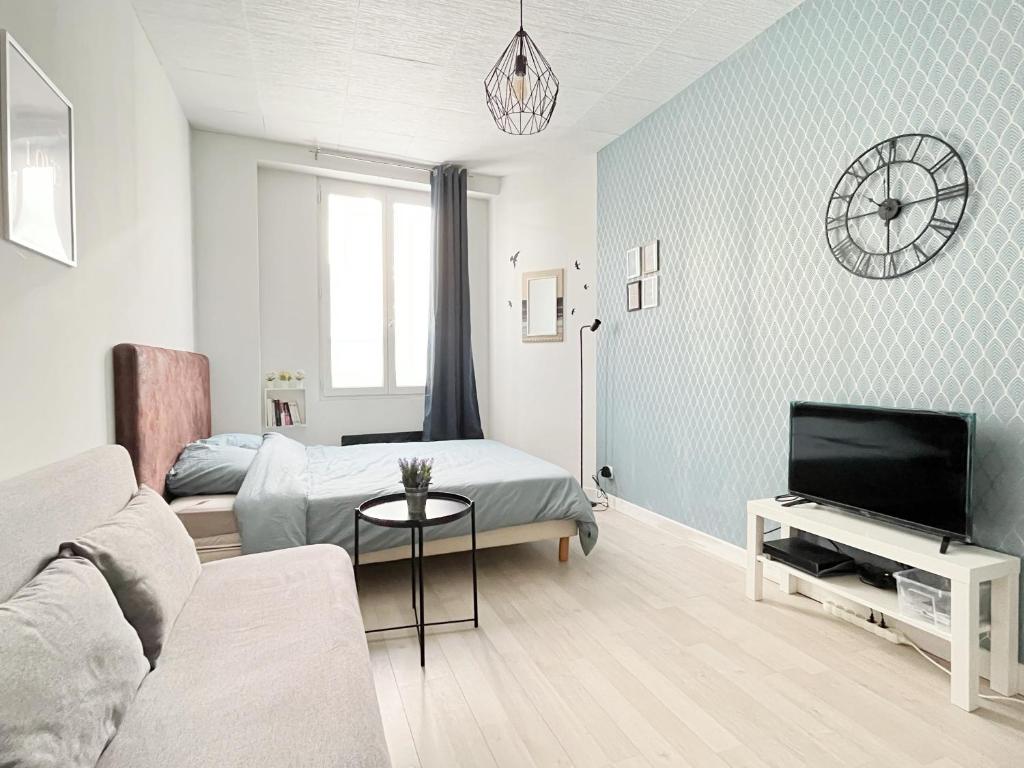 - un salon avec un canapé et une télévision dans l'établissement 701 Studio à proximité du métro et des commerces, à Bagnolet