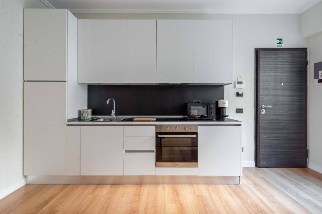 A kitchen or kitchenette at SuityRHome Campo de' Fiori