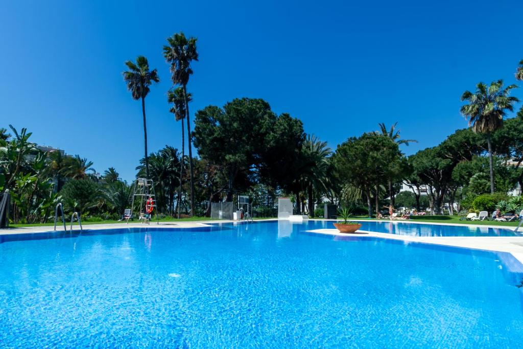 Bazén v ubytování MARBELLA BANUS SUITES - Bird Of Paradise Playas del Duque Banús Suite Apartment nebo v jeho okolí