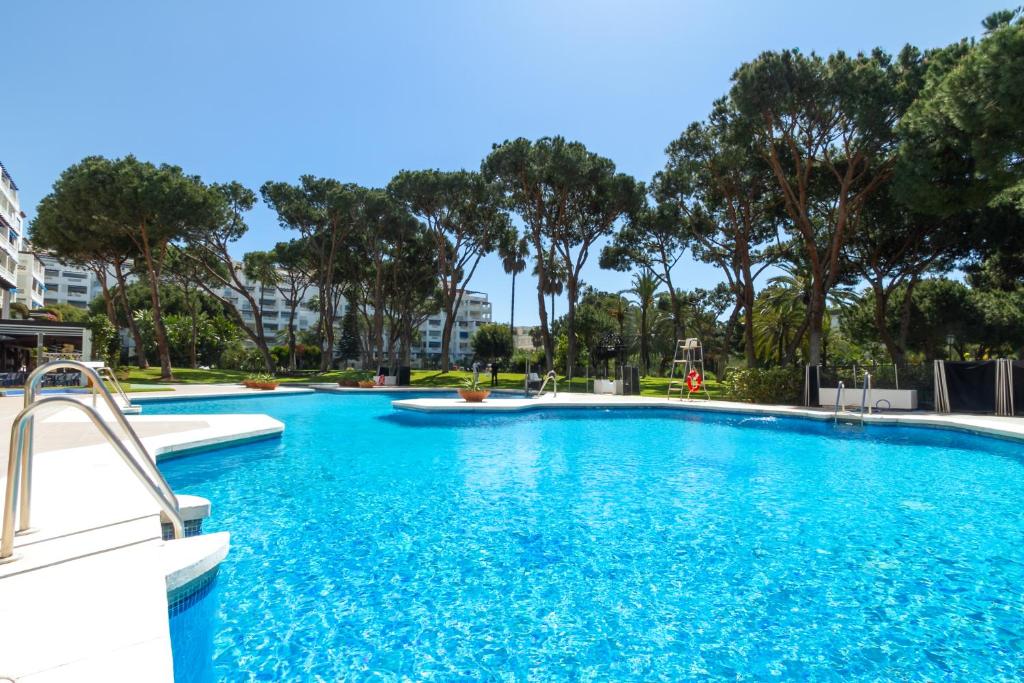Bazén v ubytování MARBELLA BANUS SUITES - Bird Of Paradise Playas del Duque Banús Suite Apartment nebo v jeho okolí