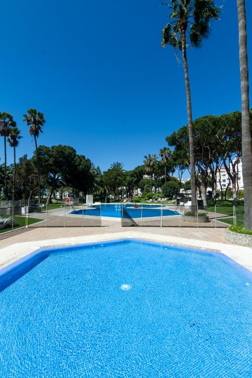 Bazén v ubytování MARBELLA BANUS SUITES - Bird Of Paradise Playas del Duque Banús Suite Apartment nebo v jeho okolí