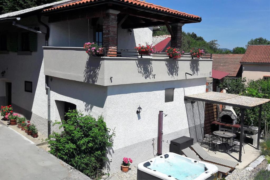 a house with a bath tub in a yard at Holiday Home Ivana in Pasjak