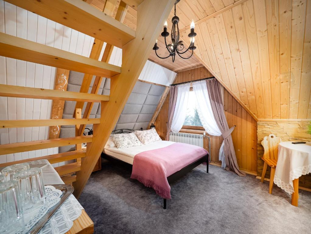 Postel nebo postele na pokoji v ubytování ECO Willa Karpatia Ski&Wellness