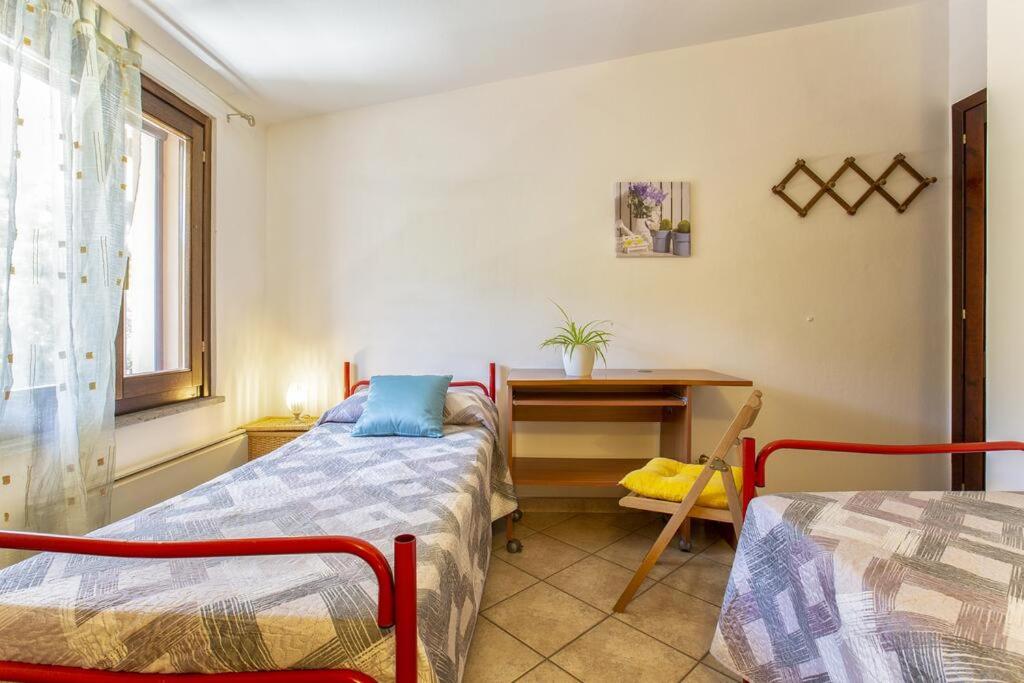 Postel nebo postele na pokoji v ubytování Il ginepro e la lantana