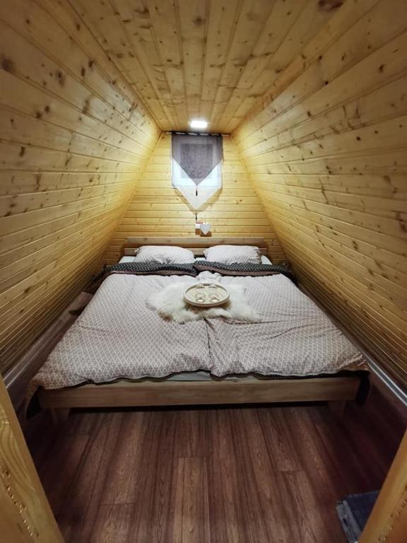 Postel nebo postele na pokoji v ubytování Glamping hišice Orlič