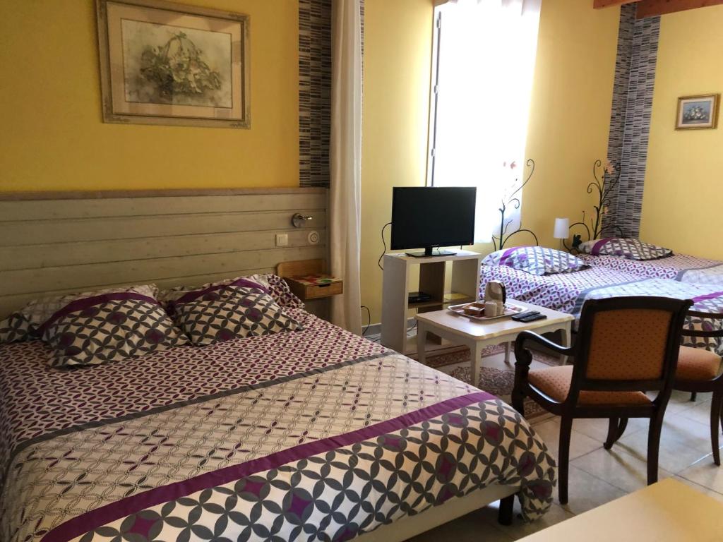 Televiisor ja/või meelelahutuskeskus majutusasutuses Domaine de l'île - Gîtes et chambres d'hôtes