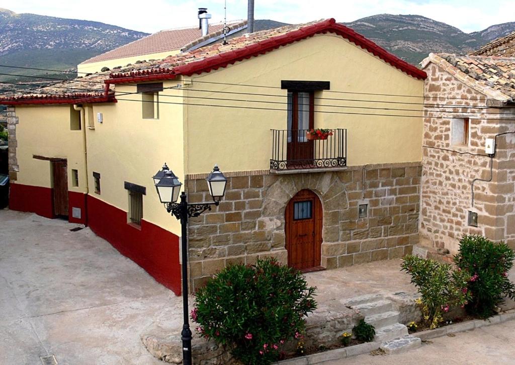 uma casa com uma luz de rua em frente em Casa Lino Huesca em Chibluco