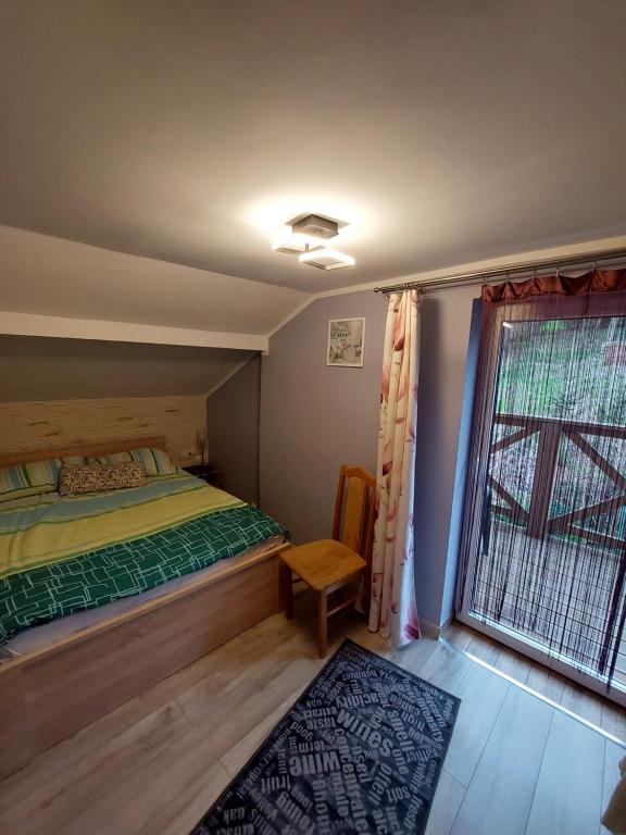 een slaapkamer met een bed en een raam bij Górski Raj in Świeradów-Zdrój