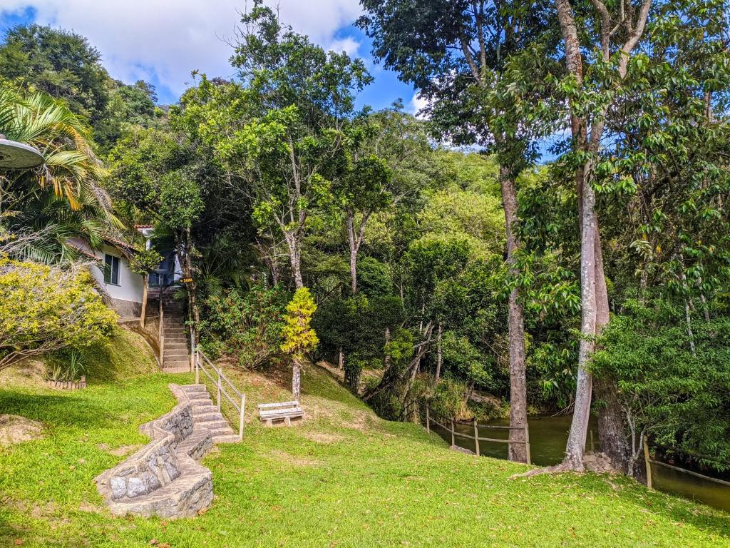 un giardino con scale e alberi e una casa di Pousada Dom Dimitri a Lumiar