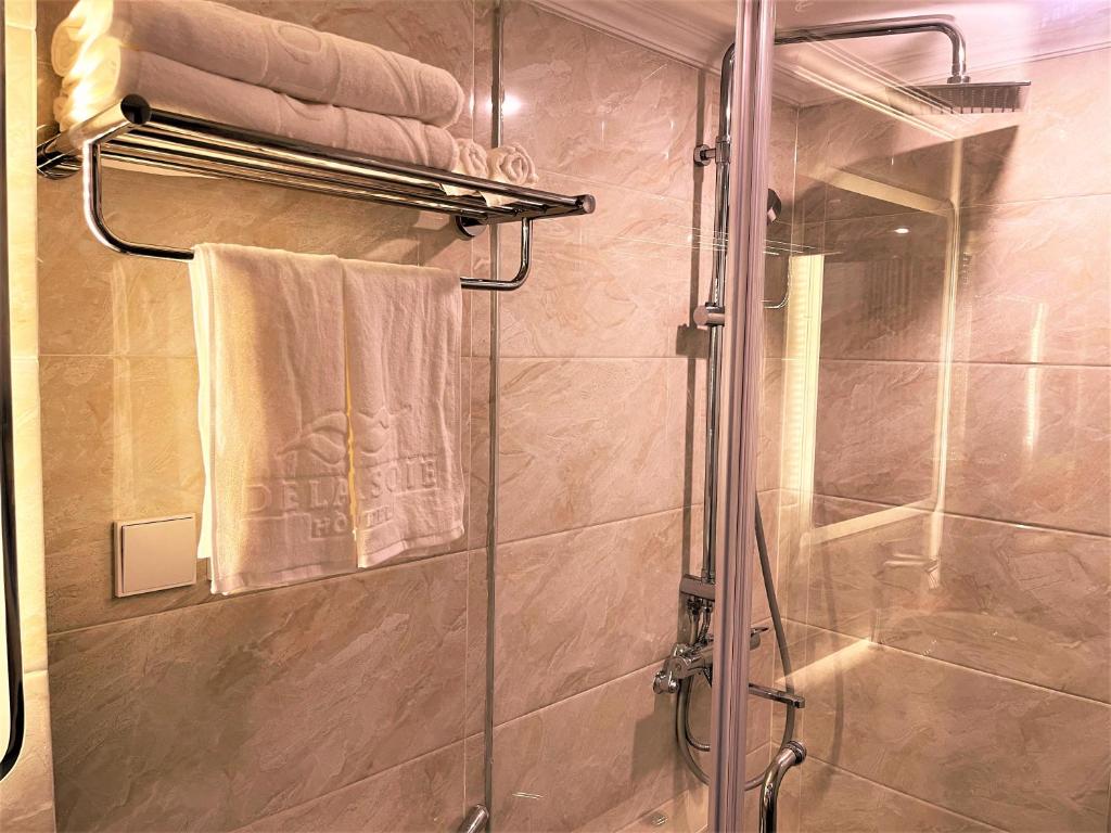 Koupelna v ubytování DE LA SOIE Hotel & Travel