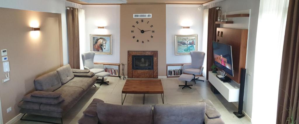 HILLTOP HIDEAWAY - Image 5