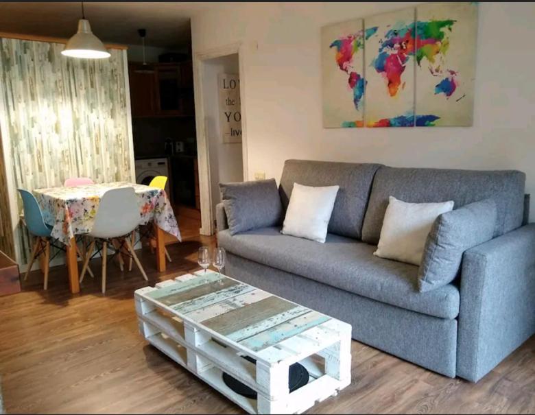 - un salon avec un canapé et une table dans l'établissement CHECK-IN CASAS La casa de Teresa, à Benasque