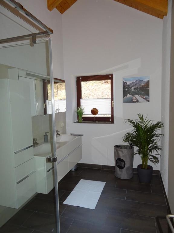 łazienka z przeszkloną kabiną prysznicową i umywalką w obiekcie Appartement Klausner w mieście Bad Gastein