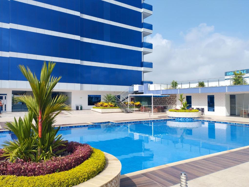 a swimming pool in front of a building at Hotel Royal Elim International in Cali