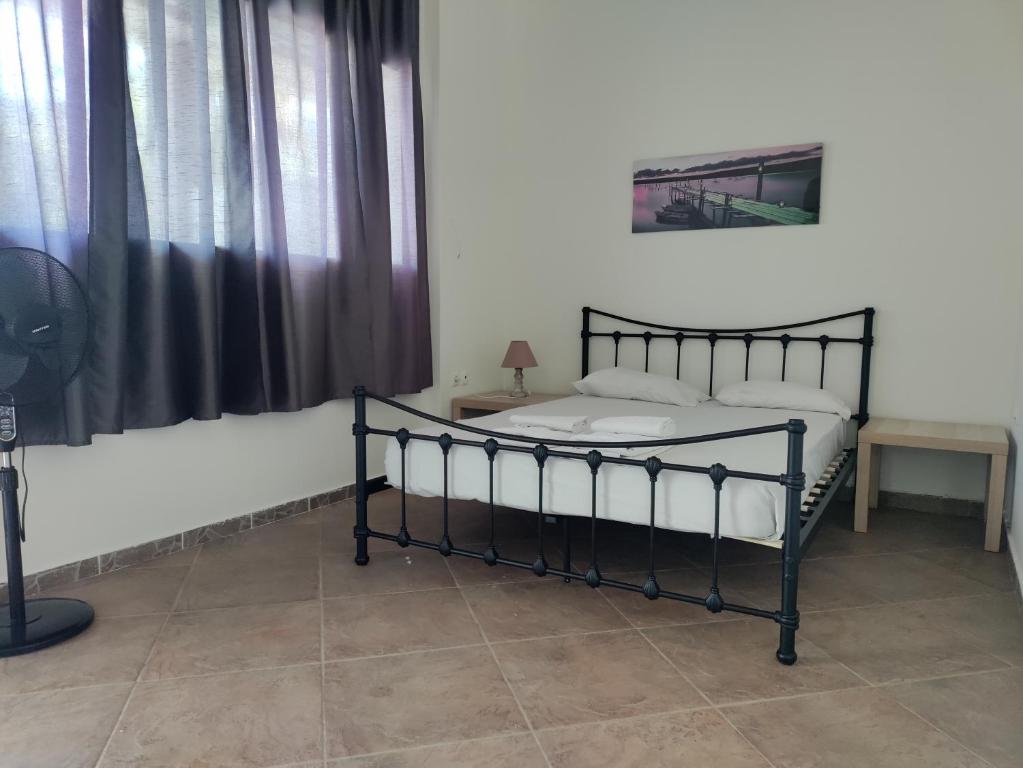 Postel nebo postele na pokoji v ubytování Kalogria Beach Apartments