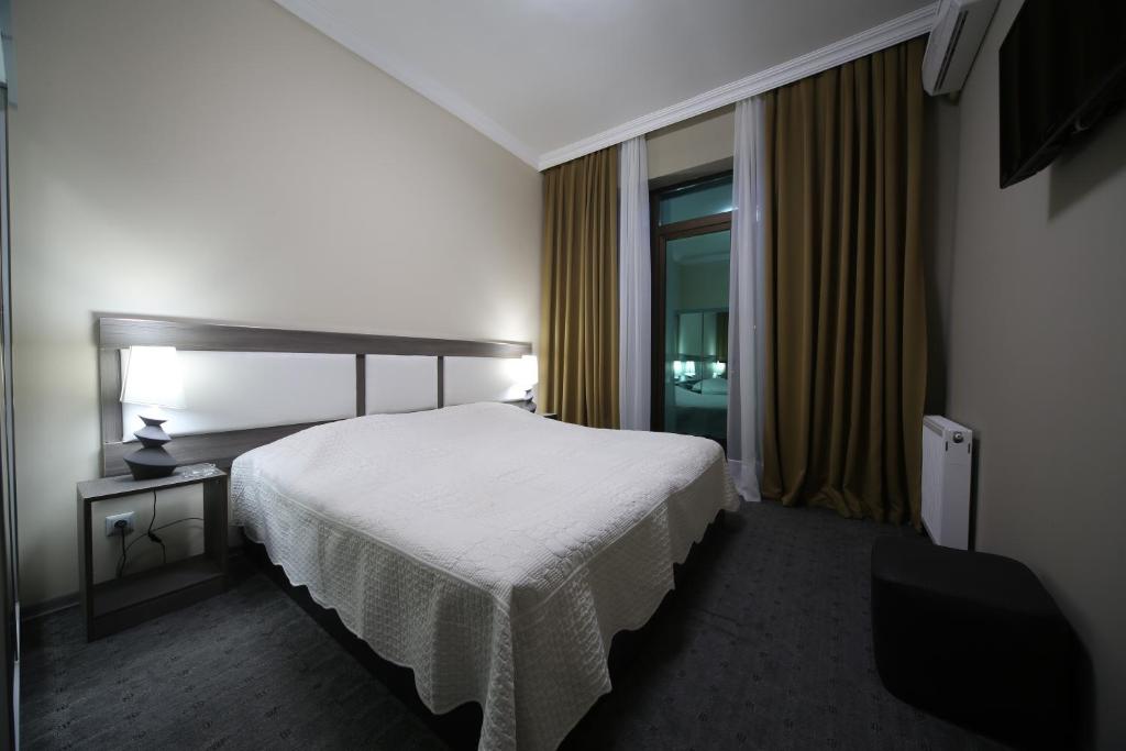 Postel nebo postele na pokoji v ubytování Discovery Hotel