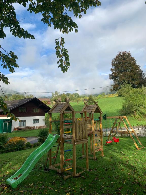 einen Spielplatz mit Rutsche und Schaukel in der Unterkunft Der Ulmenhof in Gosau