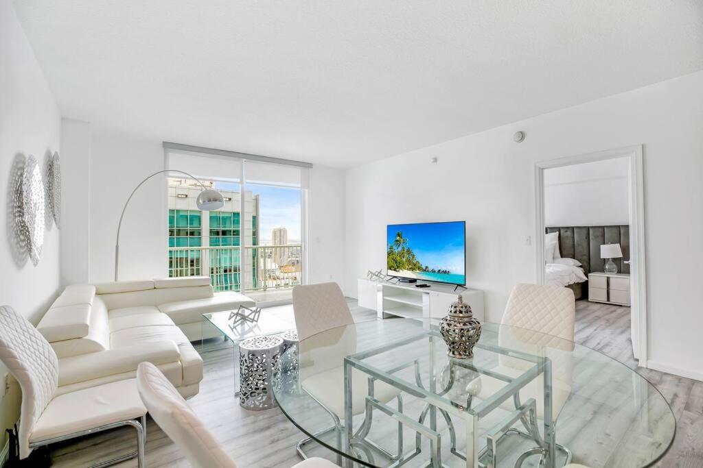 Fresh Look at Amazing Penthouse In Beautiful Brickell 42 Floor Free Garage Parking