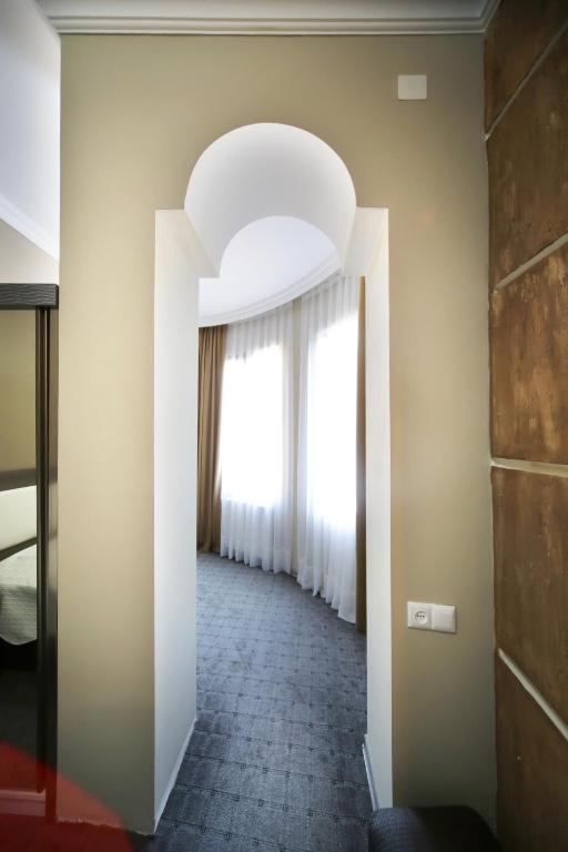 Postel nebo postele na pokoji v ubytování Discovery Hotel