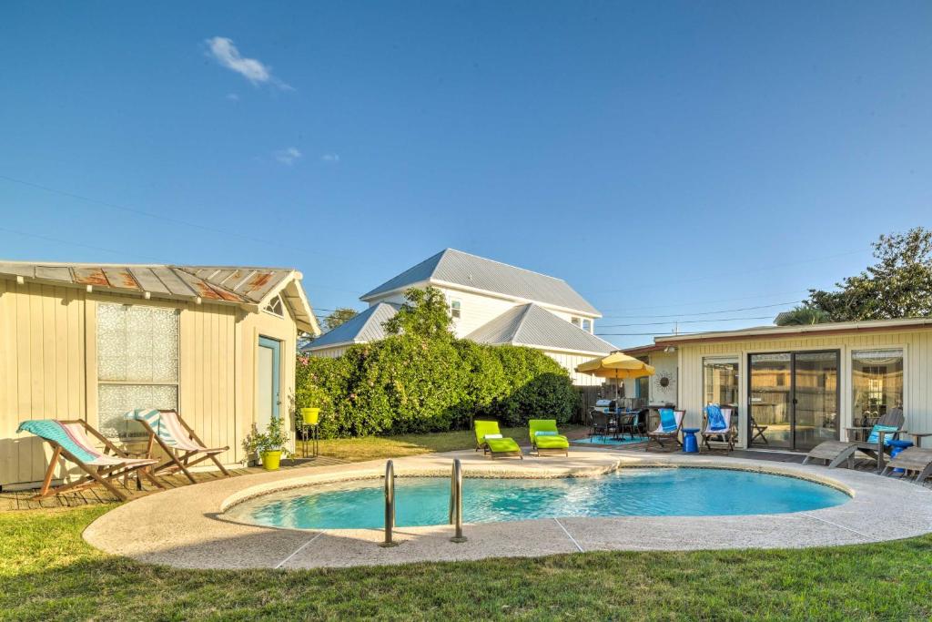 ein Swimmingpool im Hinterhof eines Hauses in der Unterkunft Walk to Beach PCB Retreat with Private Pool! in Panama City Beach