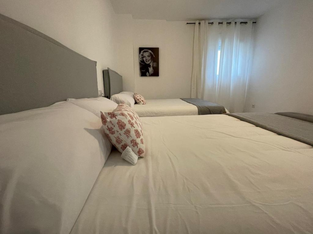 Postel nebo postele na pokoji v ubytování San Sebastián by RentCadiz 'Solo grupos mayores de 25 años o familias, salvo fianza adicional'