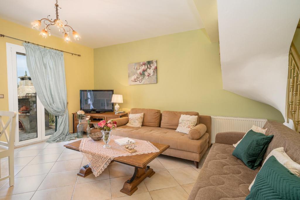 TV a/nebo společenská místnost v ubytování stunning tranquil villa with private pool