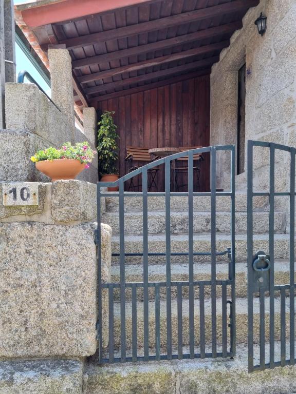 brama przed budynkiem z drzwiami w obiekcie Casa da Mimi w mieście Soajo