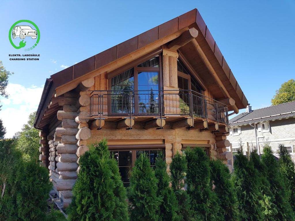 una casa con un balcón en el lateral. en LakeStarnberg, en Pöcking