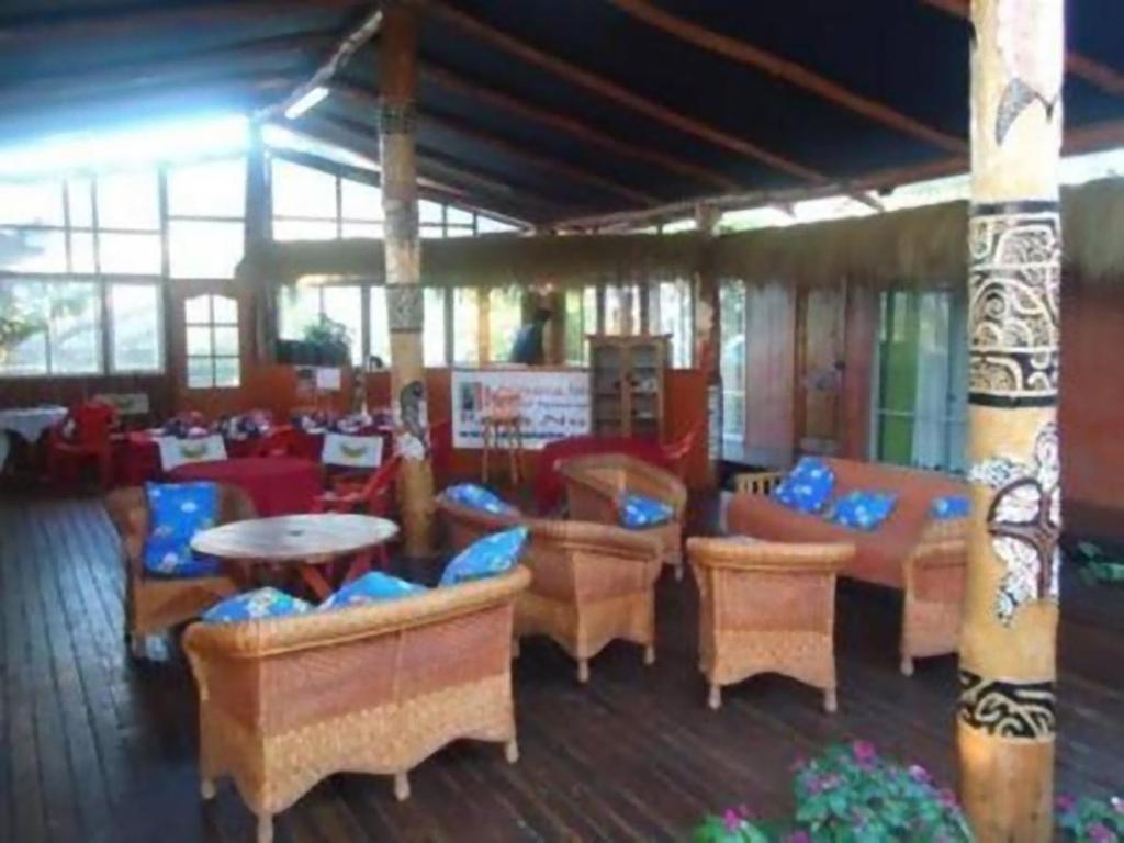 um restaurante com cadeiras e mesas num quarto em Kaimana Inn Rapa Nui em Hanga Roa