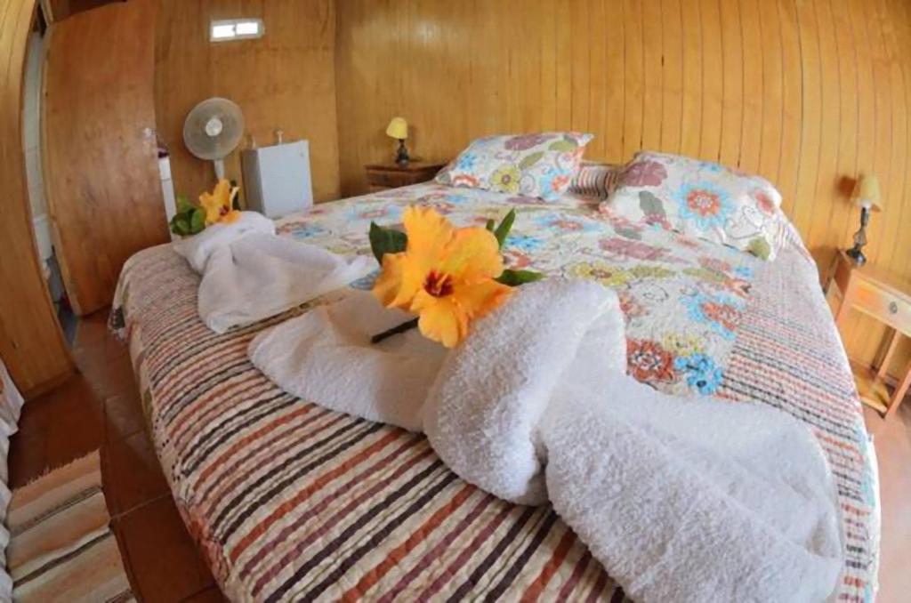 Postel nebo postele na pokoji v ubytování Kaimana Inn Rapa Nui