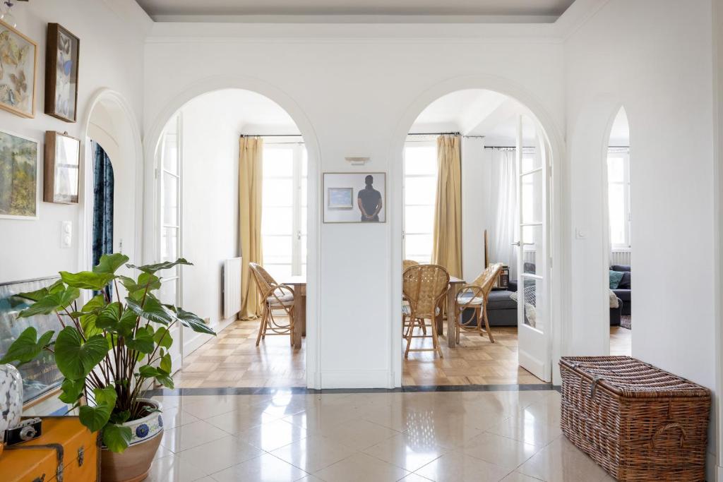 a living room with white walls and arches at Le Passage in Bordeaux