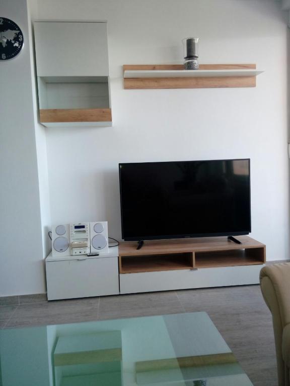 Televízia a/alebo spoločenská miestnosť v ubytovaní Apartment Mario NIN