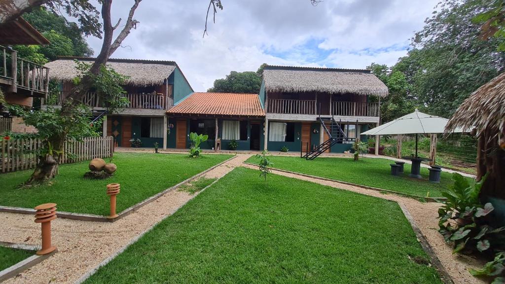 een binnenplaats van een huis met een grasveld bij Casa Saimiri in Alter do Chao