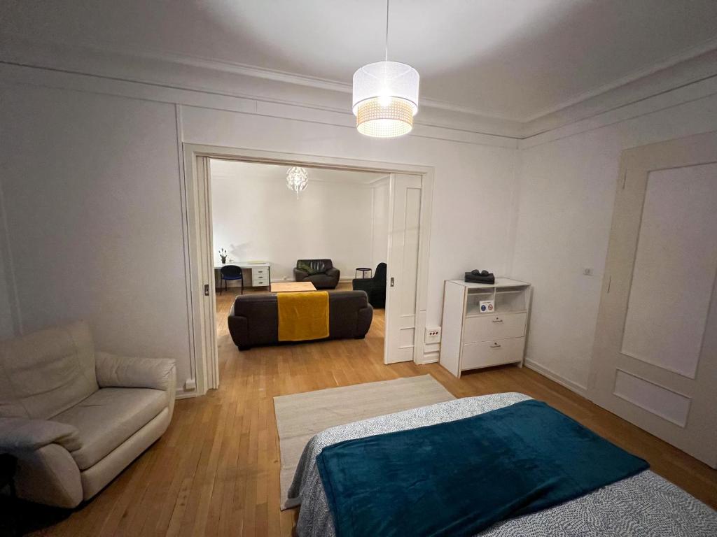 Chambres privées -Private room- dans un spacieux appartement - 100m2 centre proche gare - Deluxe Double Room With Extra Bed