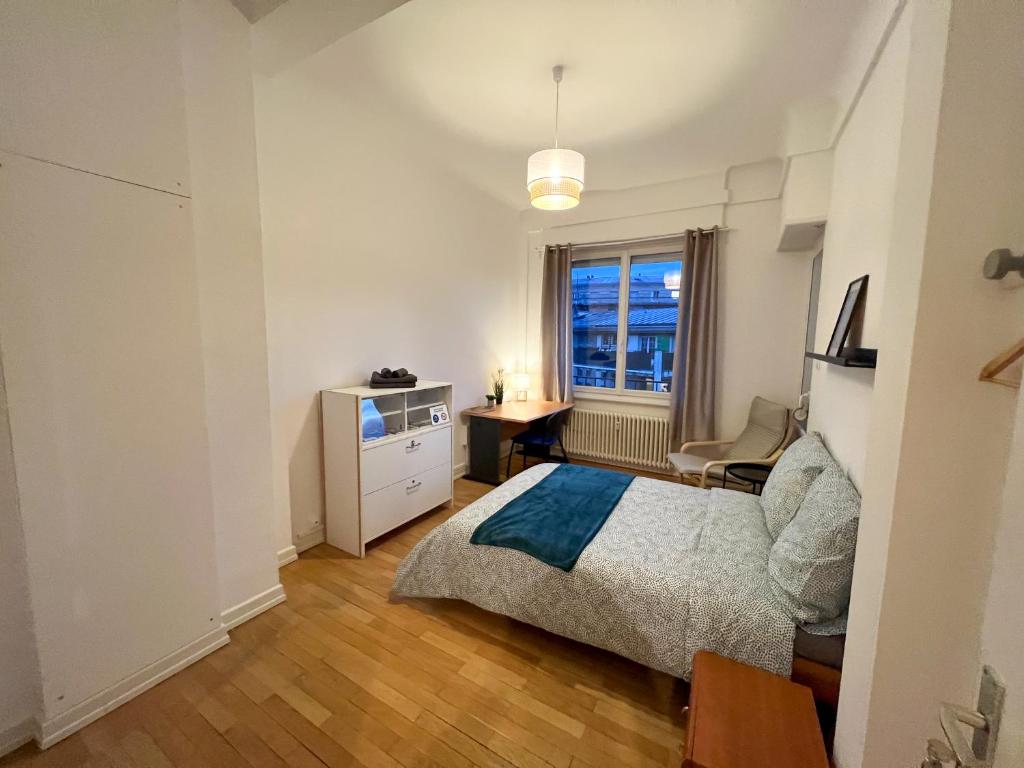 Chambres privées -Private room- dans un spacieux appartement - 100m2 centre proche gare - Double Room With Balcony