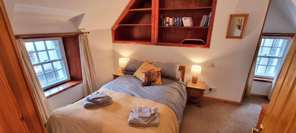 Giường trong phòng chung tại Kirkwall town centre apartment