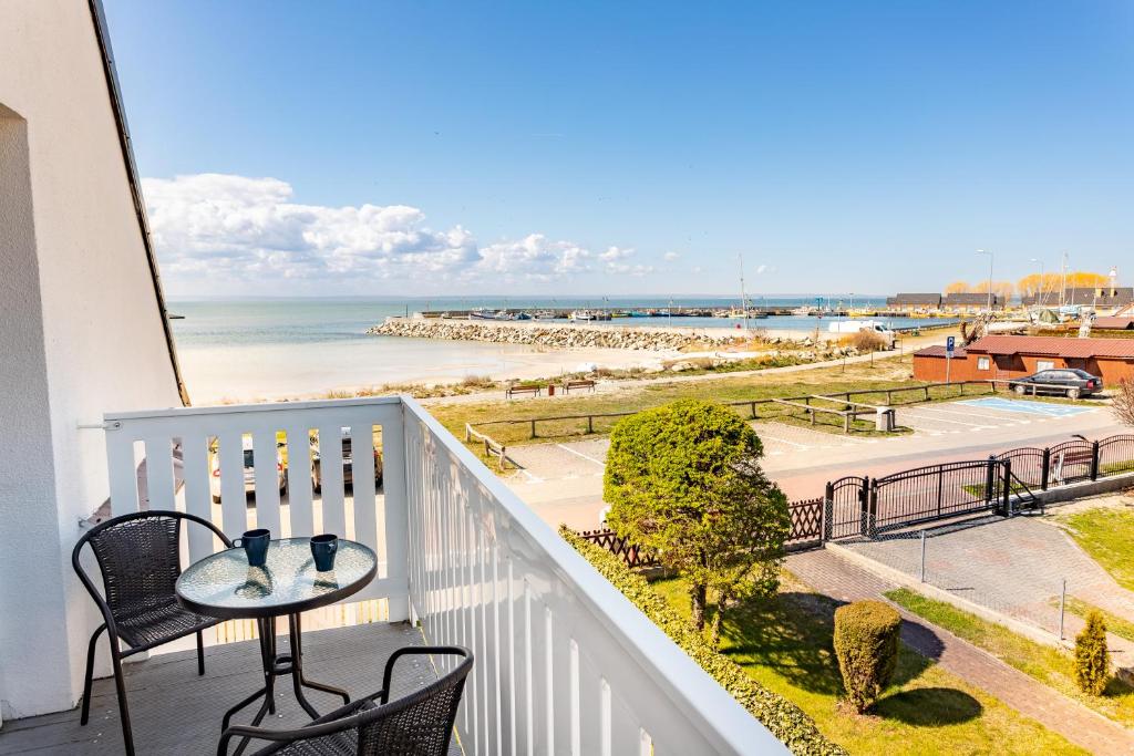 balcone con tavolo, sedie e spiaggia di Kusfeld a Kuźnica