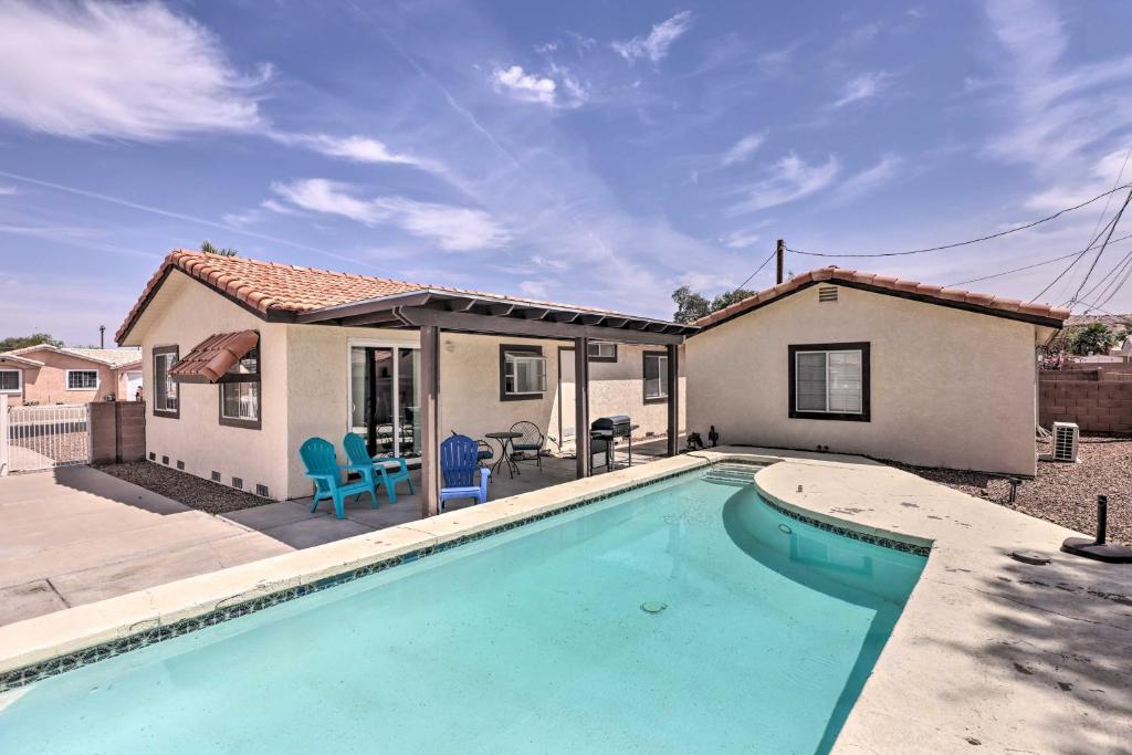 Πισίνα στο ή κοντά στο Covered Patio and Pool Family Home in Bullhead City