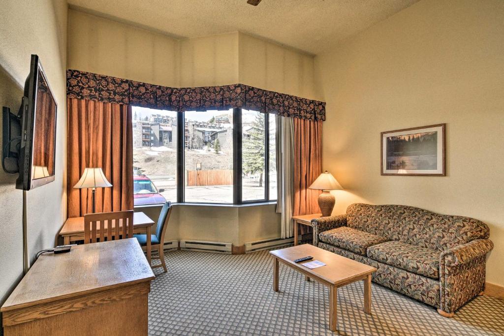 TV a/nebo společenská místnost v ubytování Cozy Colorado Studio Near Crested Butte Ski Slopes