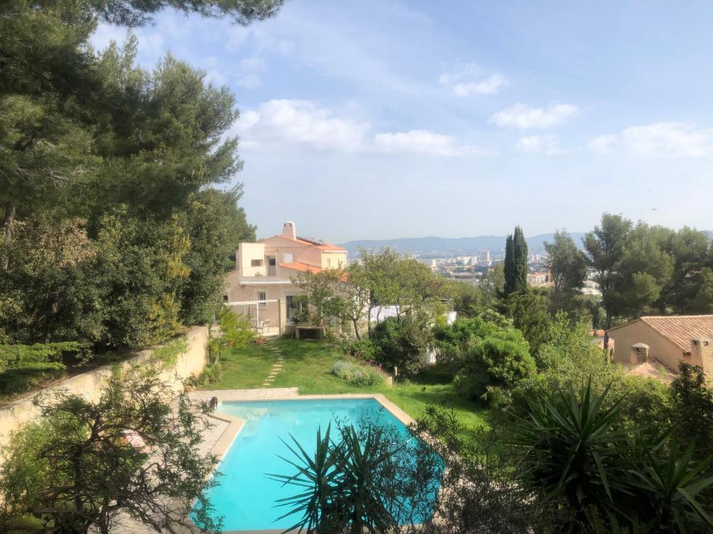 an image of a swimming pool in a garden at L’appartement - Jardin Secret in Marseille