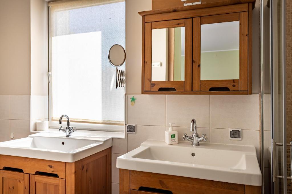 bagno con 2 lavandini e specchio di Kusfeld a Kuźnica