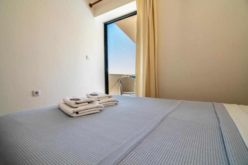 Postel nebo postele na pokoji v ubytování Orestis Hotel Sea View Apartments