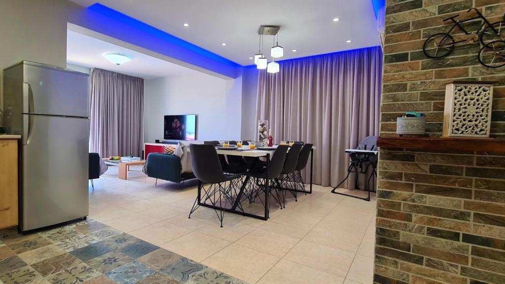 une cuisine et une salle à manger avec une table et un réfrigérateur dans l'établissement STAY Kapparis Horizon, à Paralímni