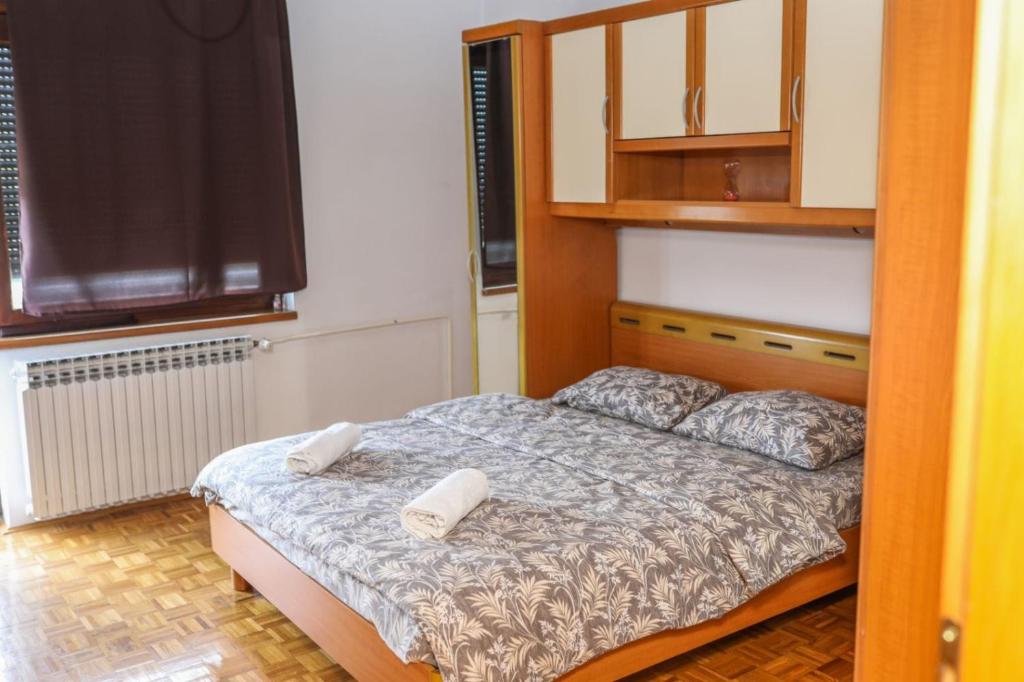 1 dormitorio con 1 cama y 2 toallas blancas en Adventure rooms Jajce en Jajce
