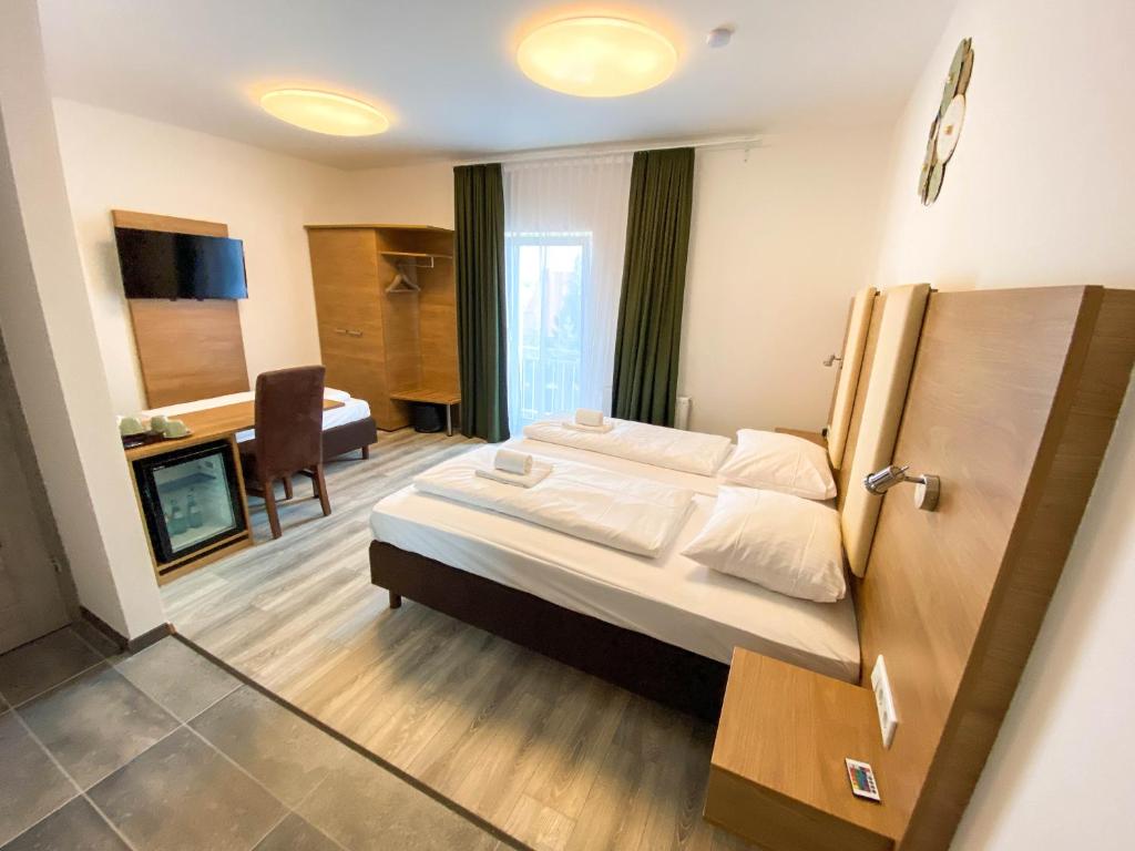 ein Hotelzimmer mit einem Bett und einem Wohnzimmer in der Unterkunft City Rooms Gede in Leipzig