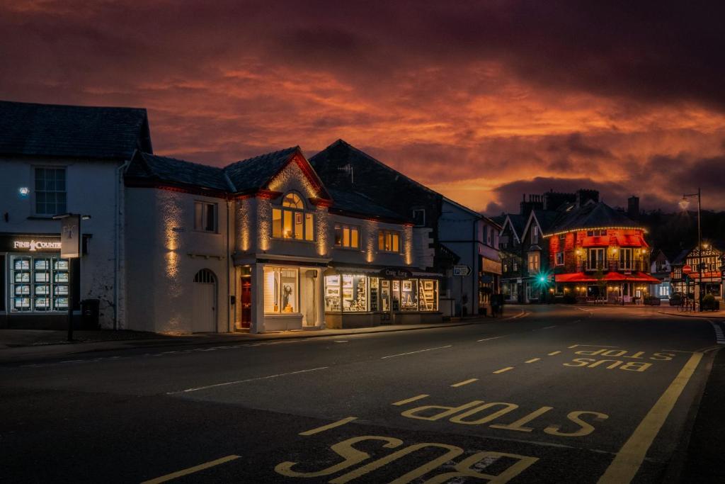 una calle vacía en un pueblo por la noche en Craig's Suites en Windermere